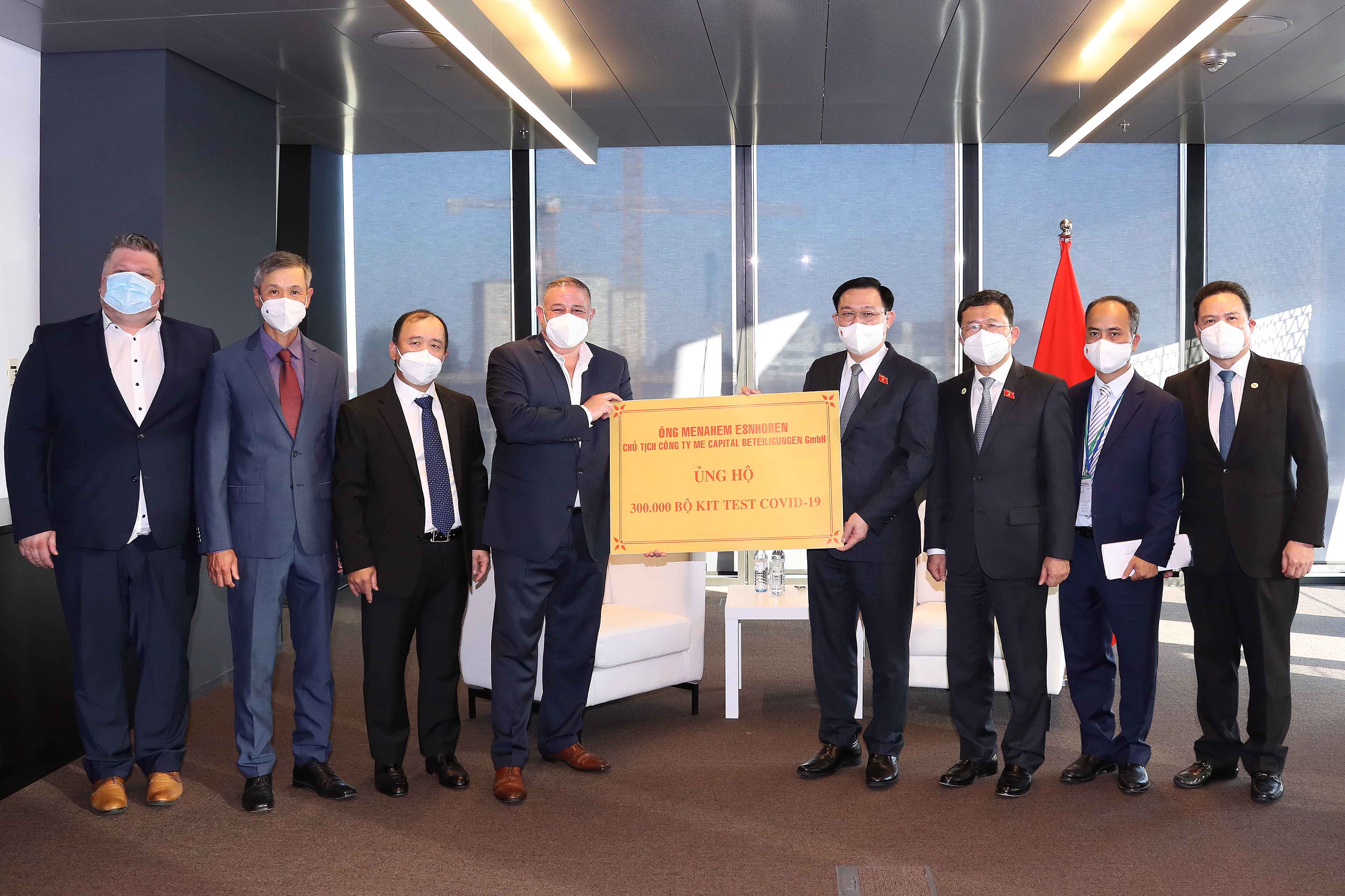 Austrian businesses donate medical equipment to Vietnam